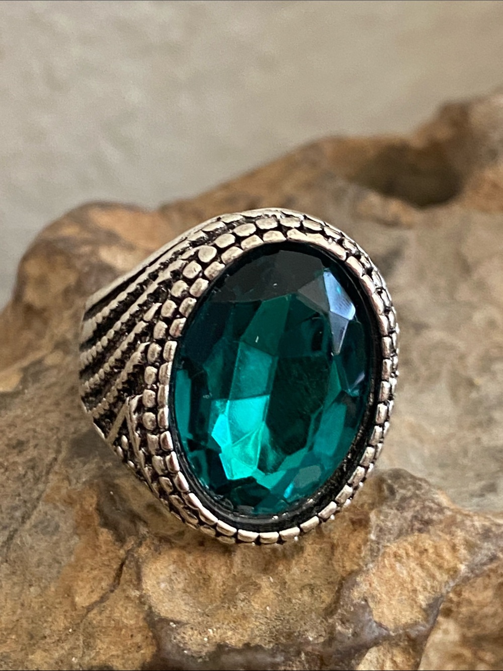 5/$10❤️❤️❤️NEW Ornate Design Faceted Green Acrylic Cabochon Ring